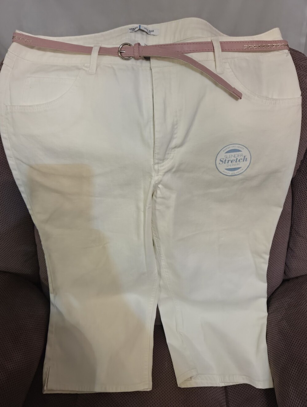 Roders by Lee White Stretch Capris with Pale Pink Belt